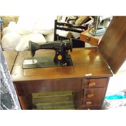 VINTAGE SINGER SEWING MACHINE WITH CABINET - 3 DRA