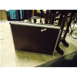 LOCKABLE CASE WITH NUMBER CODE