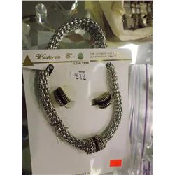 VICTORIA E, NECKLACE & EARING SET ON CARD
