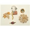 Image 1 : 6 Vintage pins costume jewelry, non gold. Est:$50-100