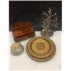 Image 1 : Assorted decorative items