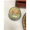 Image 2 : Assorted decorative items