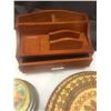 Image 3 : Assorted decorative items