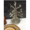 Image 4 : Assorted decorative items