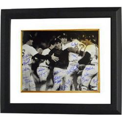 Mike Greenwell Signed Boston Red Sox 16X20 B&W Photo Custom Framed 1986 AL Champs W/ 19 Signatures