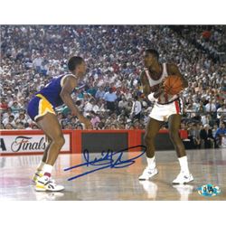Isiah Thomas Signed Detroit Pistons 8X10 Photo (1989 NBA Finals Vs Los Angeles Lakers)