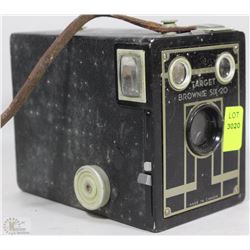 VINTAGE TARGET BROWNIE SIX-20 CAMERA