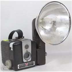 VINTAGE BROWNIE HAWKEYE CAMERA FLASH MODEL