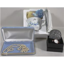 LOT WITH WOMENS WATCH, BELT BUCKLE, FASHION