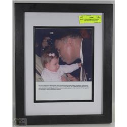 PHOTO MUHAMMAD ALI  BOXER KISSING HANNAH THOMESSEN