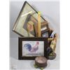 Image 1 : WICKER BASKET FILLED WITH ROOSTER COLLECTIBLES