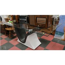 SHOWHOME DESIGNER GLASSTOP KITCHEN TABLE