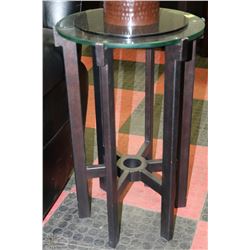 ROUND SHOWHOME METAL AND GLASSTOP END TABLE