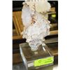 Image 1 : CONCH ON STAND