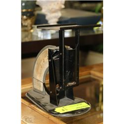 VINTAGE PENNYWEIGHT POSTAL SCALE