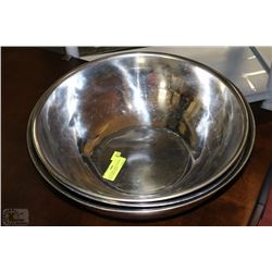 SET OF THREE LARGE STAINLESS STEEL MIXING BOWLS