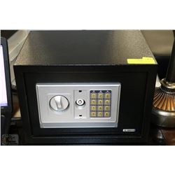HOTEL STYLE SAFE WITH LOCKING KEY AND DIGITAL KEY