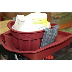 LOT OF SILICON BAKING PANS AND OTHER KITCHEN