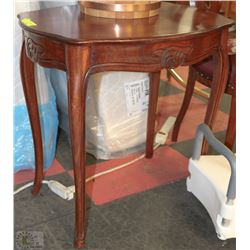 FRENCH PROVINCIAL STYLE END/LAMP TABLE