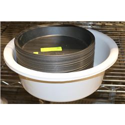 WHITE TUB WITH ROUND CAKE PANS