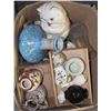 Image 1 : BOX WITH ASSORTED ORNAMENTS AND COLLECTIBLES