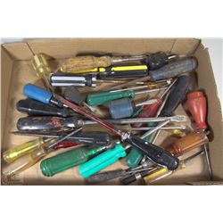 TRAY OF ASSORTED SCREWDRIVERS