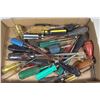 Image 1 : TRAY OF ASSORTED SCREWDRIVERS