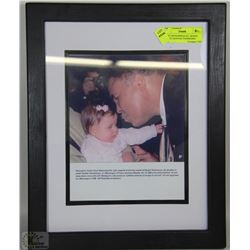 PHOTO MUHAMMAD ALI  BOXER KISSING HANNAH THOMESSEN