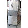 Image 1 : MANITOWOC ICE MACHINE WITH ICE BIN