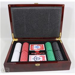 POKER CHIPS WITH  LAS VEGAS WOODEN CASE