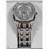 Image 1 : #8)MENS BULOVA WATCH SILVER WITH DIAMONDS
