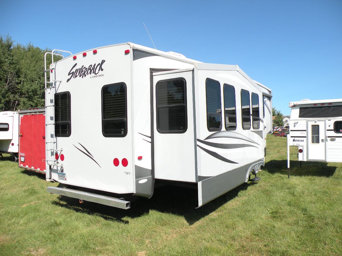 2013 Cedar Creek Silverback 5th wheel camper SN4X4FCRE24DS207429