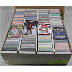 BOX OF 5000 HOCKEY AND BASEBALL CARDS (MIXED YEARS