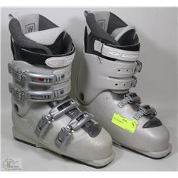 SIZE 9 SALOMON SKI BOOTS