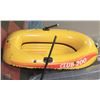 Image 1 : INTEX CLUB 200 DINGHY AND OARS