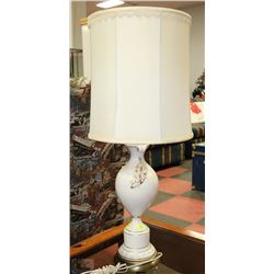 ESTATE VINTAGE FLORAL LAMP