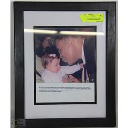 PHOTO MUHAMMAD ALI  BOXER KISSING HANNAH THOMESSEN