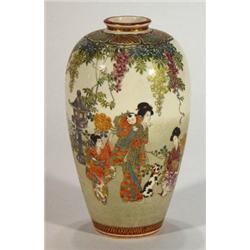 Well detailed Japanese Satsuma vase, hand d…