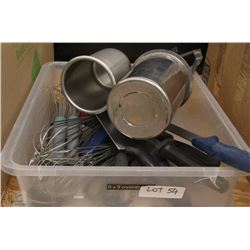 PLASTIC INSERT FULL OF UTENSILS AND KNIVES