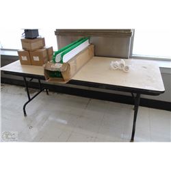 FOLDING TABLE
