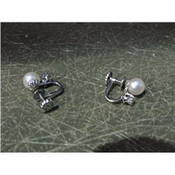 PROBABLE 14K WHITE GOLD EARRINGS SET WITH 2 BRILLIANT CUT DIAMONDS AND 2 WHITE CULTURED PEARLS
