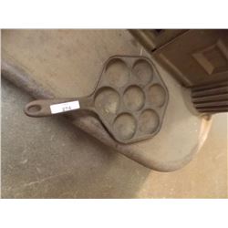 VINTAGE CAST IRON YORKSHIRE PUDDING TRAY