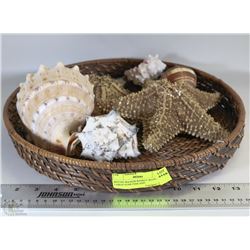 ROUND WICKER BASKET WITH 2 LARGE STAR FISH AND