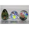 Image 1 : LOT OF THREE ART GLASS PAPERWEIGHTS