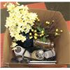 Image 1 : ESTATE BOX W/ PICTURES VASES ETC