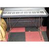 Image 1 : YAMAHA YPR-6 KEYBOARD ON STAND