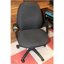 OFFICE CHAIR ON WHEELS BLACK CLOTH