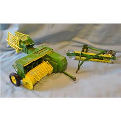 ERTL John Deere square baler & side delivery rake, 1/16 scale