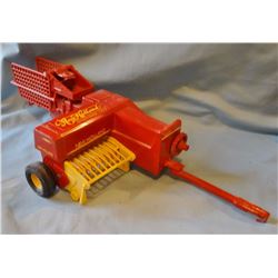 ERTL New Holland square baler, 1/16 scale