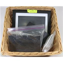 WICKER BASKET WITH 3 DIGITAL FRAMES AND 2 WIRELESS